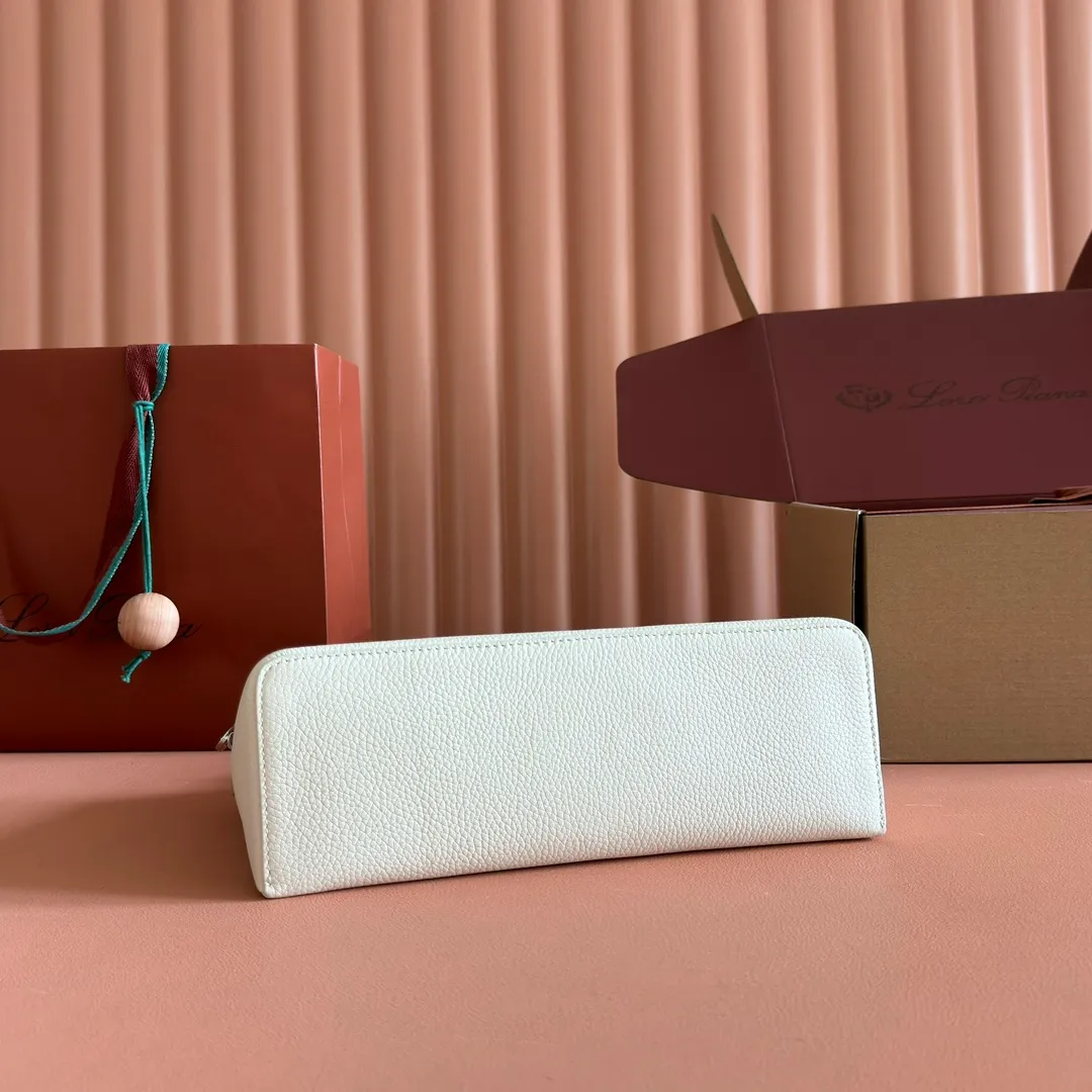 p1280💋💋💋【Original leather all-steel configuration counter complete package】𝐋𝐨𝐫𝐨 𝐏𝐢𝐚𝐧@ Extra pocket L27 series handbag/crossbody bag The most comfortable life is when it is not defined, just like loro The material design of pian@ does not require complicated design styles. The simple and soft outline is elegant and durable, like an exquisite cosmetic case, which perfectly balances appearance and functionality. The leather is delicate and feels as soft as butter. The small bag has a large capacity. It is not only portable with a thin shoulder strap, but can also be worn cross-body. Sisters who have a special liking for minimalist style can buy it. It is simple and versatile. The simpler, the more different. Stars and Instagram celebrities are all planting it. There are two sizes of 19 cm and 27 cm. One is exquisite and casual, and the other is elegant and grand. Dimensions: length 27×width 10×height 16cm (with shoulder strap)